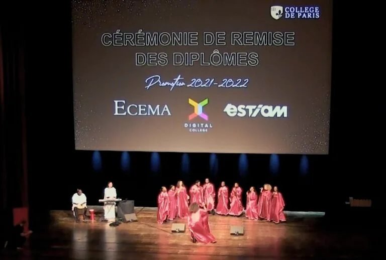Amany, chœur en toges rouges chantant sur scène lors de la cérémonie de remise des diplômes du Collège de Paris, promotion 2021-2022.