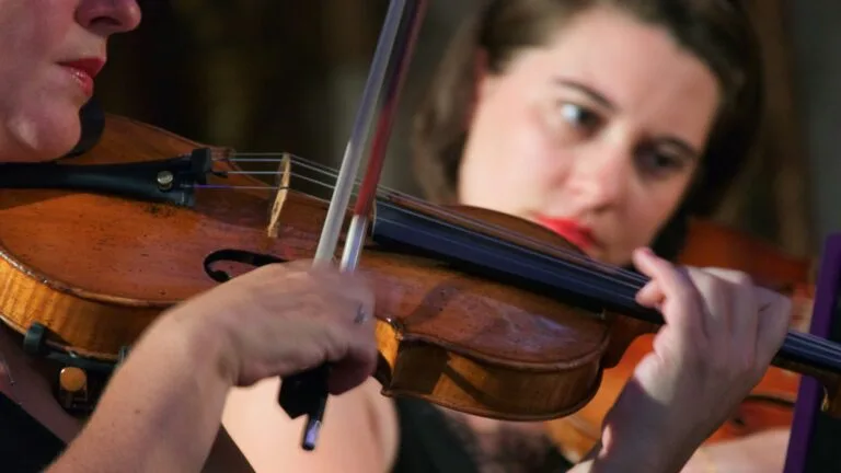 Lyrical Orchestra, deux violonistes en pleine interprétation, capturant l’émotion de la musique classique.